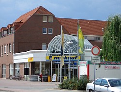 Heute ist das Wohnheim längst abgerissen. Hier lädt inzwischen ein moderner Supermarkt zum Einkauf ein.