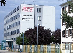 Das Haus mit dem RFT-Logo gab es zu unserer Lehrzeit noch nicht. Es entstand erst mit Bildung des Kombinats Rundfunk und Fernsehen. Hier war der Sitz der Leitung.