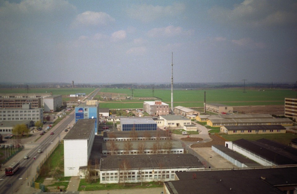 Ein Blick auf Die Betriebsberufsschule und einige Hallen des FSGW im Jahr 1991. Das blaue Gebäude hinter den Lehrhallen beherbergte das Rechenzentrum mit einem Minsk-Rechner aus sowjetischer Produktion..